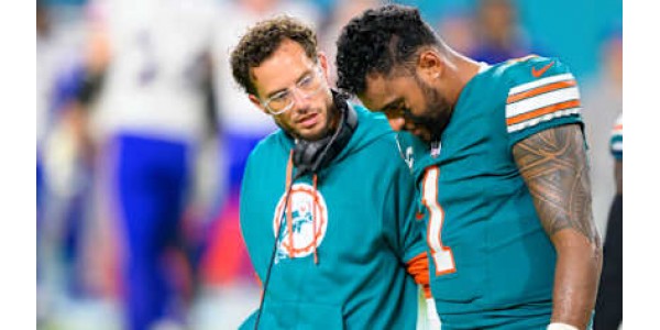 Le quarterback des Miami Dolphins Tua Tagovailoa souffre à nouveau d'une commotion cérébrale Le quarterback des Miami Dolphins Tua Tagovailoa souffre à nouveau d'une commotion cérébrale
